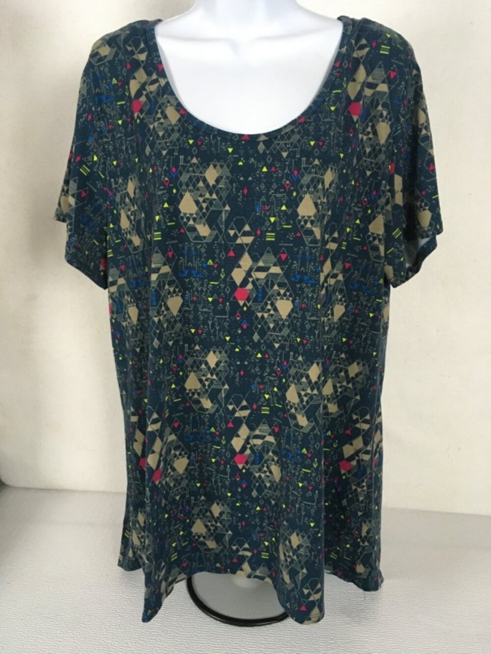 LuLaRoe Top Size 2XL Black w Tan Red Green Blue Triangles Scoop Neck Short Sleev